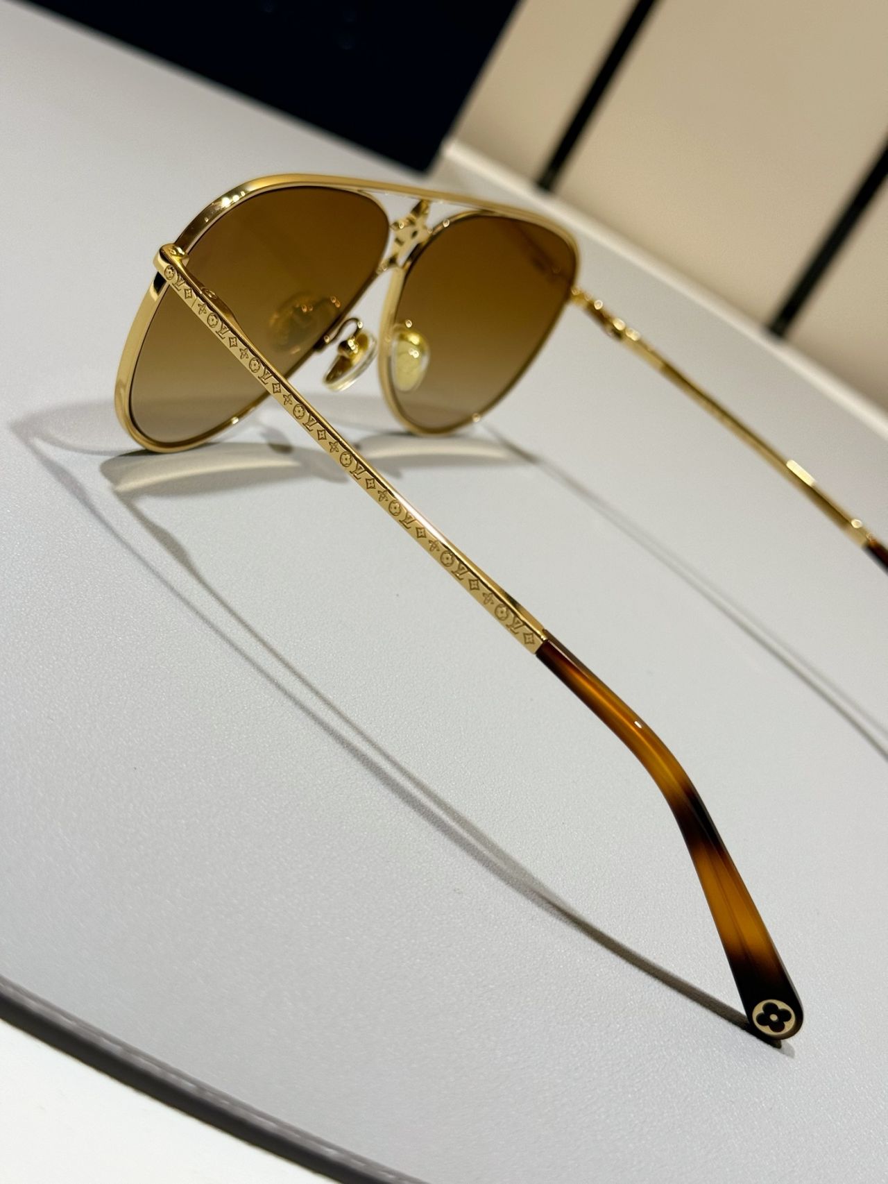 Aviator style sunglasses